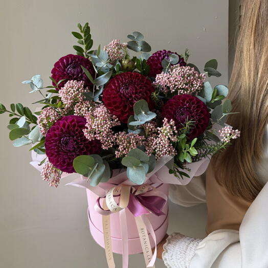 Георгины, Озотамнус и эвкалипт, композиция в подарочной коробке 💜