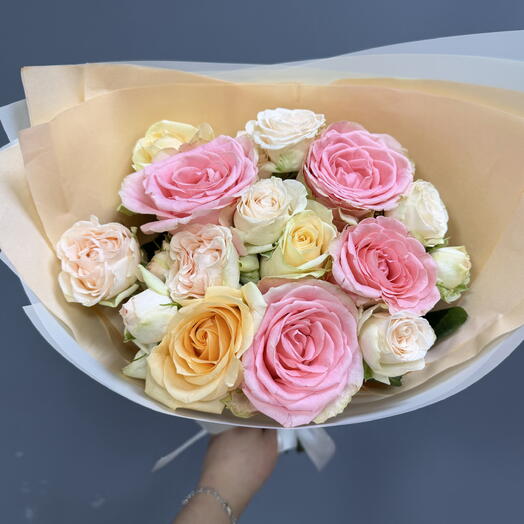 Сборный букет из кустовых и одноголовых Роз «Блеск»