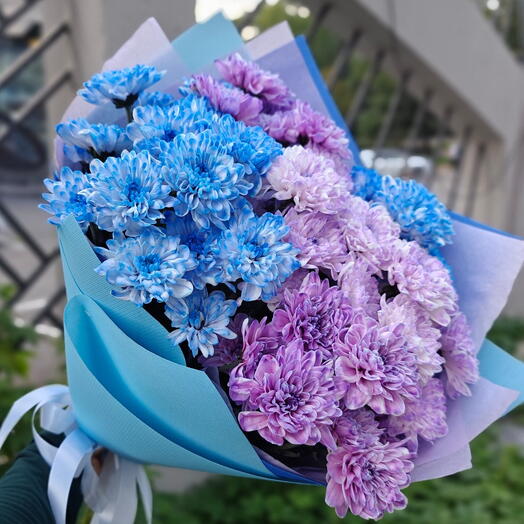 Космический букет из фиолетовой и синей хризантемы