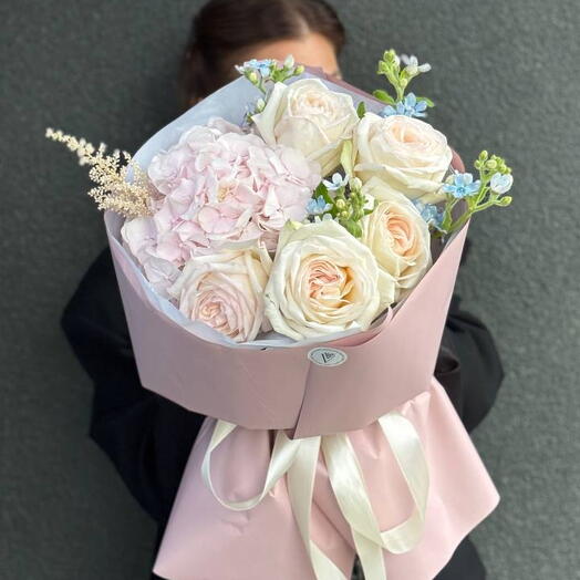Букет с гортензией  и пионовидными розами White Ohara