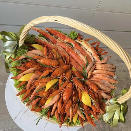 Корзина с раками крабом и креветками