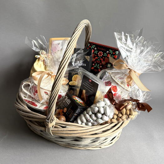 Корзина с чашкой,чайником,сыром,пастилой и шоколадом