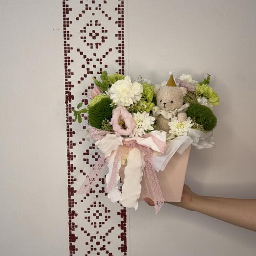 Композиция с мишкой, хризантемой и диантусами (гвоздикой) «Доброе чудо»