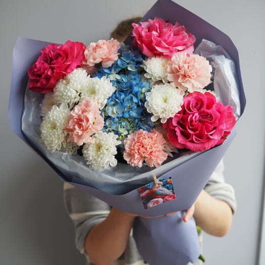 Яркий букет с пионовидной розой и хризантемой