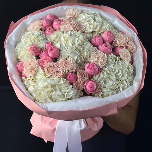 Букет с гортензиями, гвоздиками и кустовыми розами Silva Pink