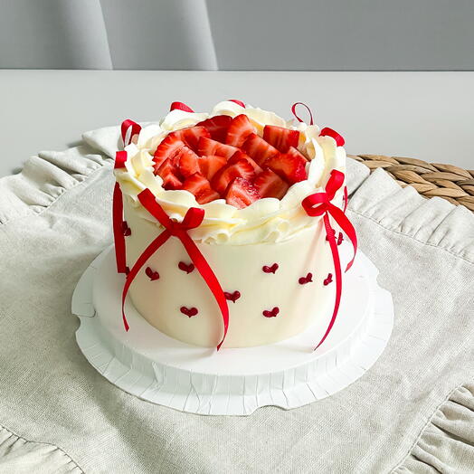 Торт 1кг с бантиками и свежей клубникой