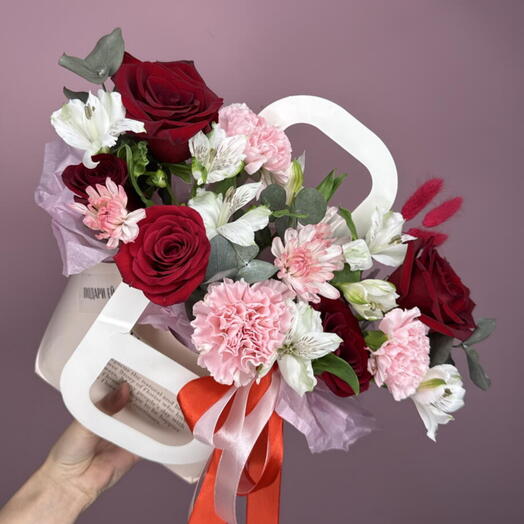 Корзинка с красными розами, диантус, альстромерия, эвкалипт, хризантема. Для жены, мамы, бабушки, дочки