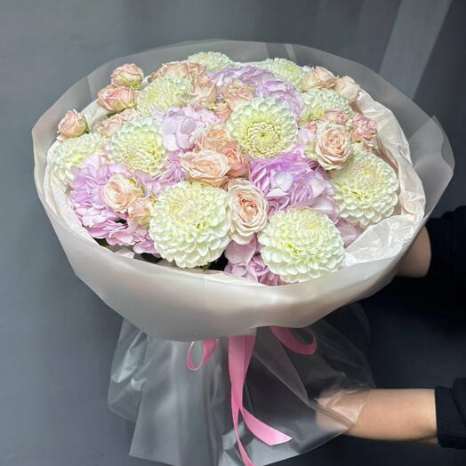 Воздушный букет с розами и георгинами