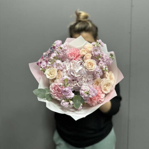 Нежный букет с кустовыми розами, маттиолой и гортензией 💜