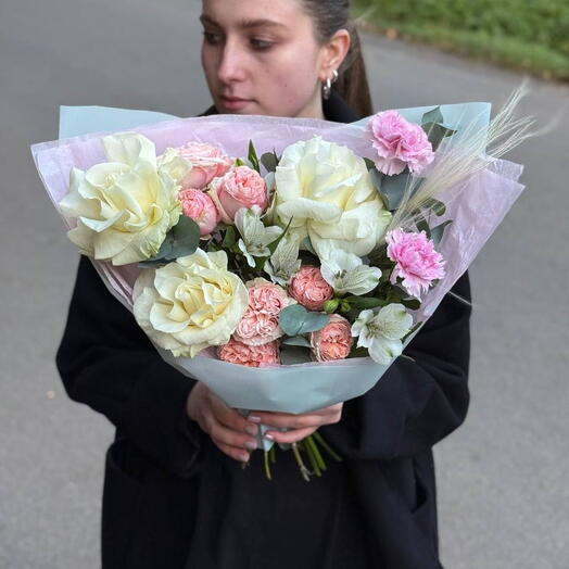 Букет из роз, гвоздик и альстромерий