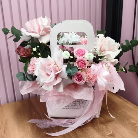 Композиция из французских роз, кустовых роз, кустовых хризантем, альстромерии   эвкалипта