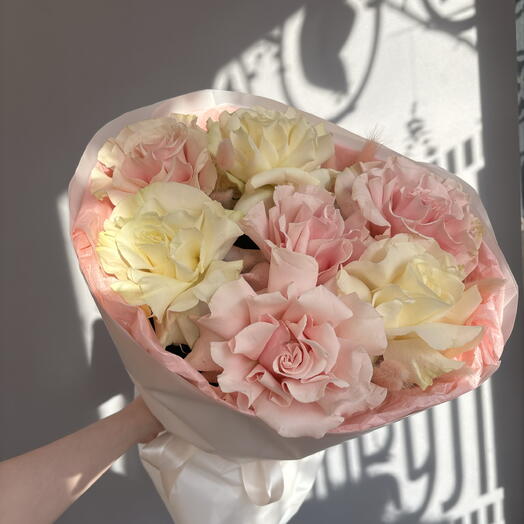Букет из 7 французских роз с упаковкой 🌸