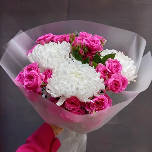 Букет с одноголовой хризантемой и кустовой розой🌹