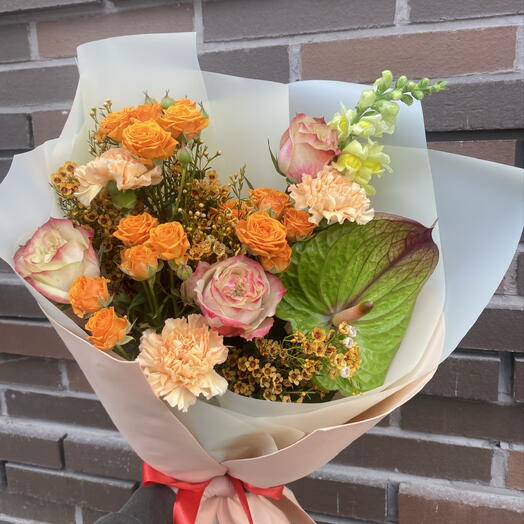 Осеннее солнце из антуриума,кустовых роз и хамелациума