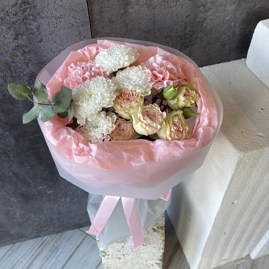 Букет с диантусом, хризантемой, кустовой розов и эвкалиптом