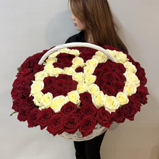 Корзина с красными и белыми розами 115 шт