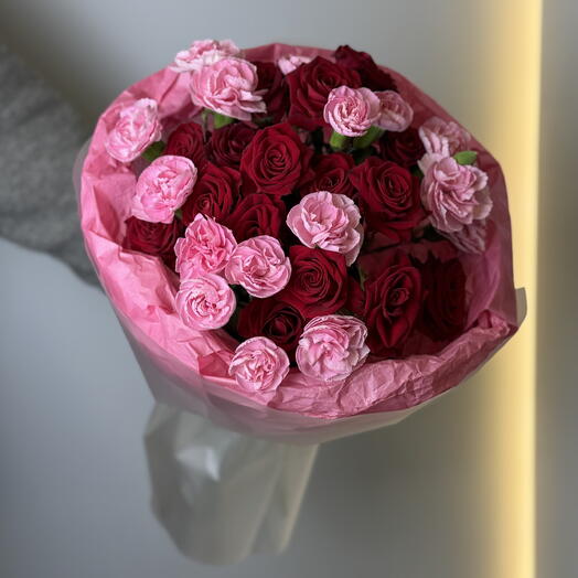 кустовые розы и диантусы «cherry lady»