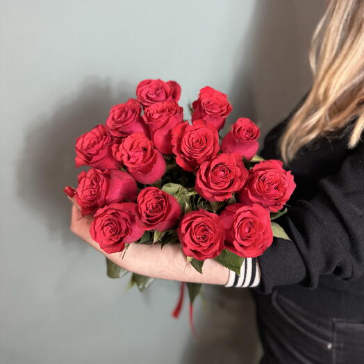 Букет из 15 красных роз под ленту♥️