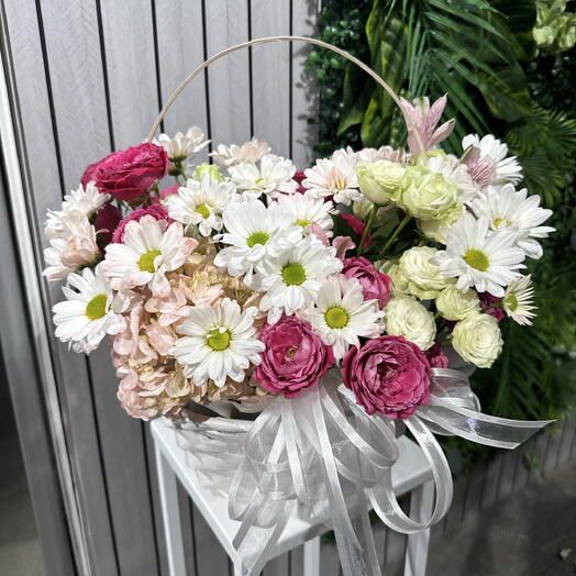 Корзина с гортензией и кустовой розой🌸90007