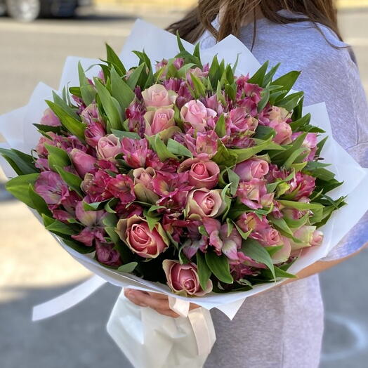 25 розово-зеленых роз с альстромерией