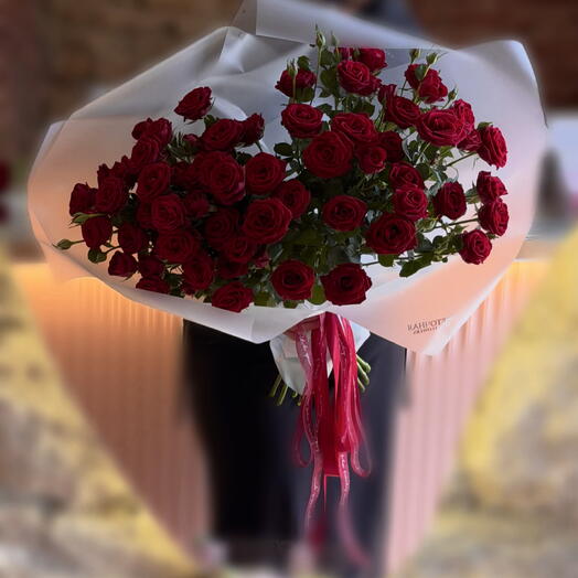 Букеты кустовых красных роз In Love