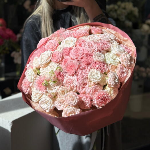 Большой букет с пионовидными кустовыми розами и диантусами «Pink Dream XL» B64