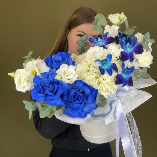 Композиция  с синими французскими розами, орхидеями, эустомой  в бархатной коробке «обожаю тебя»