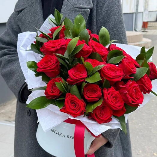 Шляпная коробка красных роз с зеленью