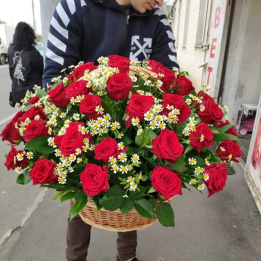 Composition of roses and daisies
