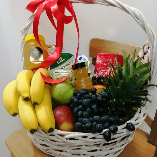 Cesta de frutas, queso, miel y dulces
