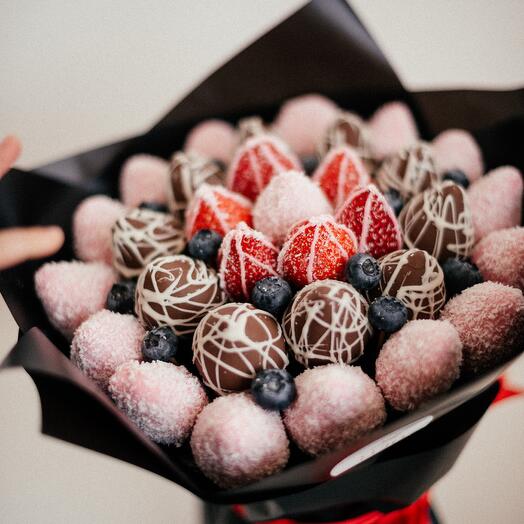 Bouquet of strawberries in chocolate " Luxury"