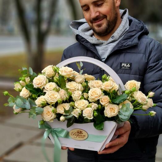 Cesta de cajón con rosas de arbusto cremoso