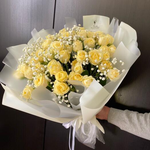 Ramo de rosas de arbusto con gypsophila blanca