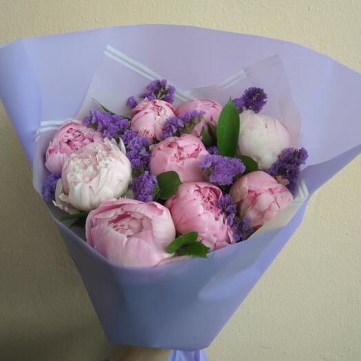 Bouquet of 9 peonies Sarah Bernhardt with a statice