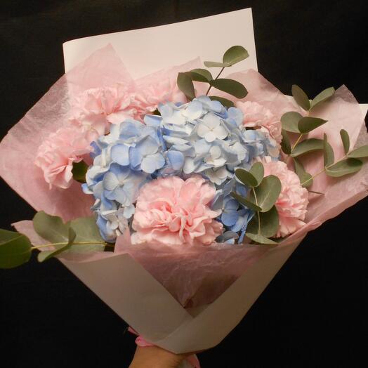 Гортензия голубая с гвоздиками и эвкалиптом