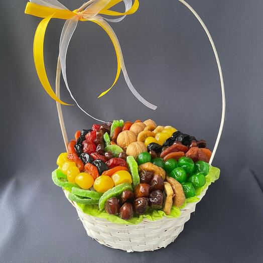 Корзина с сухофруктами