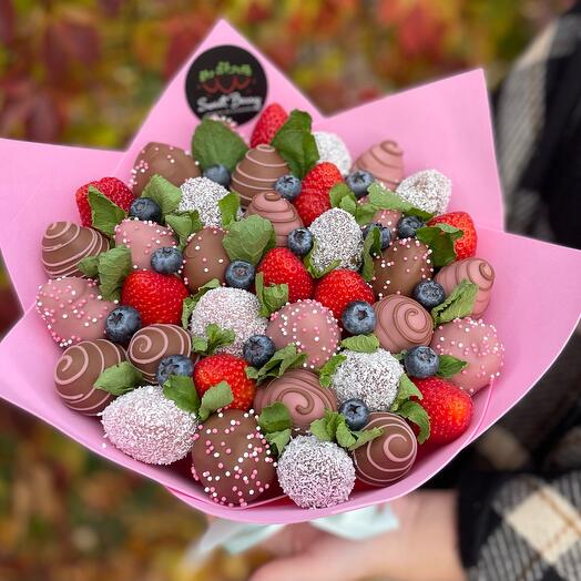 Ramo de fresas cubiertas de chocolate "Inspiración con menta y arándanos"