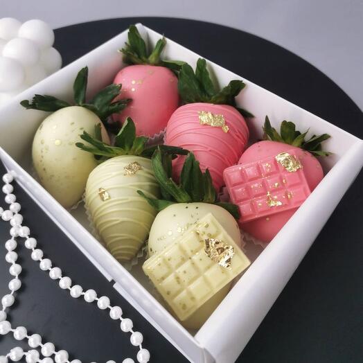 Box of strawberries in chocolate 6 pcs "Mate"
