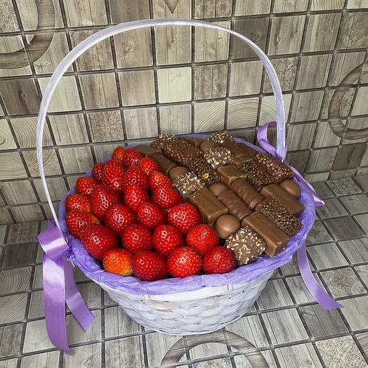 Корзина с клубникой и шоколадом