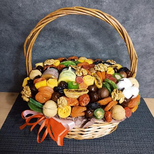 Корзина с сухофруктами, орехами и мёдом