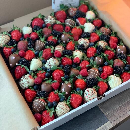 Chocolate- covered strawberry pizza