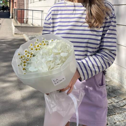 Hydrangea duobucket with daisies