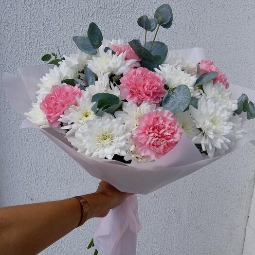 Ramo de crisantemos, Dianthus y eucalipto