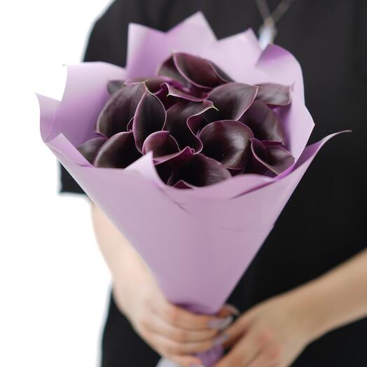 Букет из 19 чёрных калл