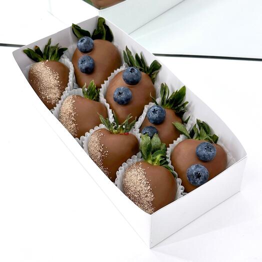 Набор «Голубика» из клубники в шоколаде