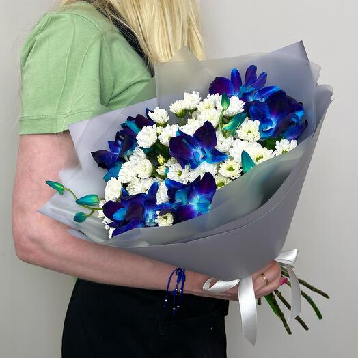 Bouquet with orchids and santini