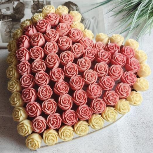 Коробка - сердце из шоколадных мини-роз