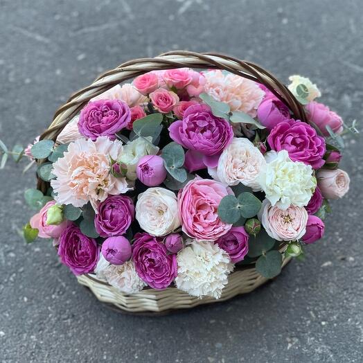 Cesta con rosas peonías y Dianthus