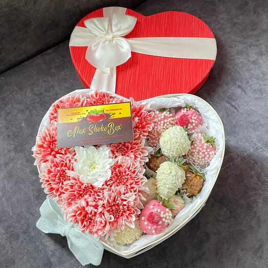 Цветы в коробке + клубника 🍓 в бельгийском шоколаде