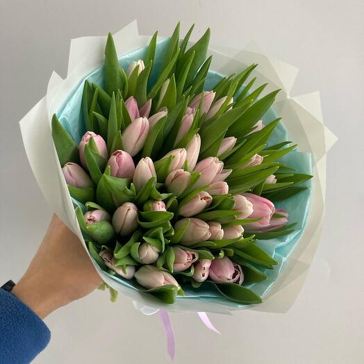 Букет из 45 нежных розовых тюльпанов